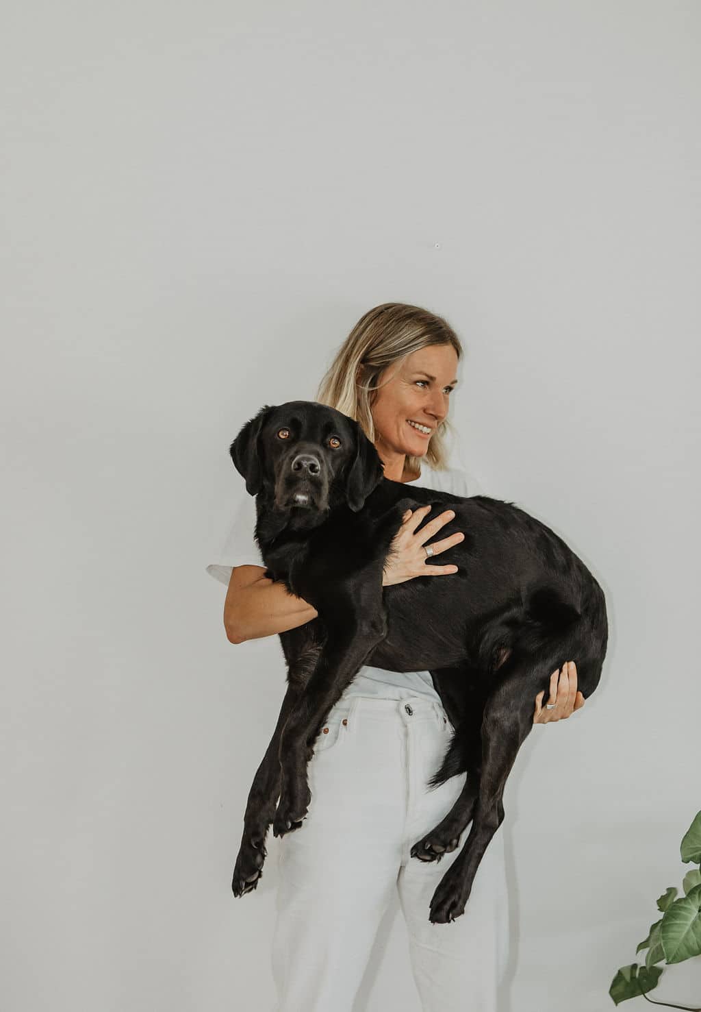 An Lalemant avec dans ses bras son chien Rox pour Maison Medor