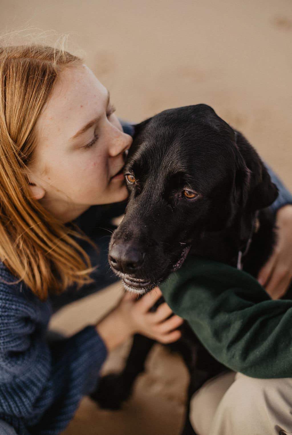 Moment de tendresse entre une fille et son chien pour Maison Medor